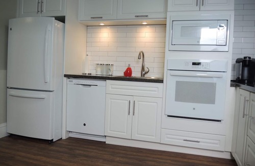 North End Apartment | Elegant 3 Bedroom Century Flat with Breakfast & Kitchen