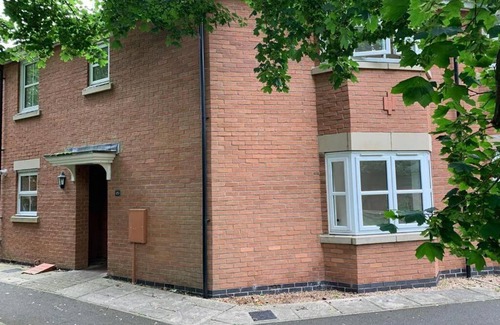 Ashby-de-la-Zouch Villa | Silver Stag: Modern 3-Bedroom Retreat with Parking