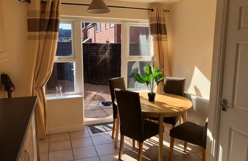Ashby-de-la-Zouch Villa | Silver Stag: Modern 3-Bedroom Retreat with Parking