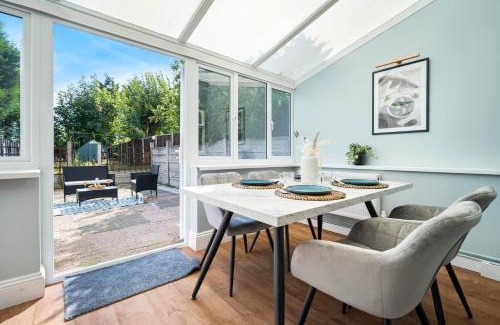 Sutton Coldfield House | Top Rated 3 Bedroom House with Parking & Hot Tub Amenities