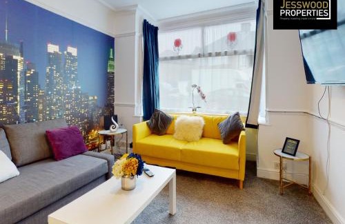 Luton House | Modern 3 Bedroom House Near Luton Airport for Contractors
