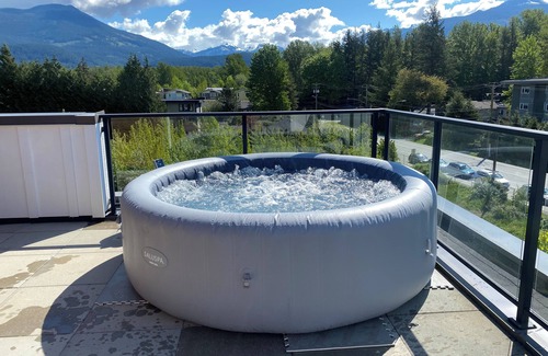 Squamish House | Stylish 3 bedroom townhome with rooftop patio