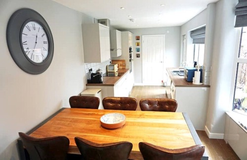 Lincoln House | Elegant 3 Bedroom Victorian Villa with Hot Tub & Spa