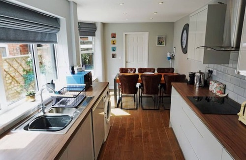 Lincoln House | Elegant 3 Bedroom Victorian Villa with Hot Tub & Spa
