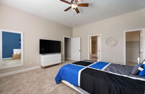Cloverleaf House | Bright 3 Bedroom Retreat with Games and Big Screen TV