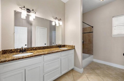 Cloverleaf House | Bright 3 Bedroom Retreat with Games and Big Screen TV