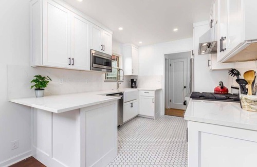 Fauntleroy House | Pet-Friendly 3BD West Seattle Retreat with Fenced Yard