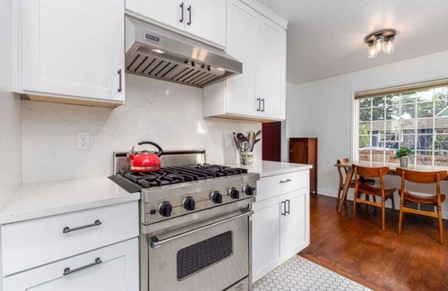 Fauntleroy House | Pet-Friendly 3BD West Seattle Retreat with Fenced Yard