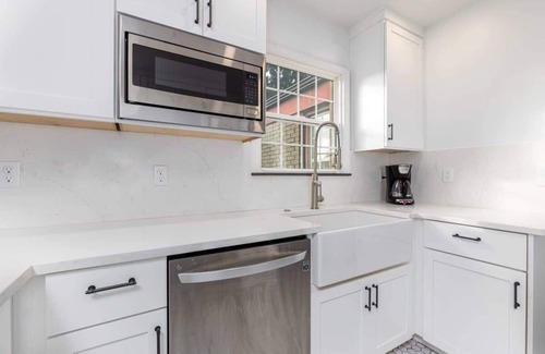 Fauntleroy House | Pet-Friendly 3BD West Seattle Retreat with Fenced Yard