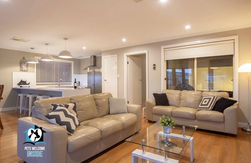 Encounter Bay House | Stylish Lakefront 3BR House with Kayaks & Pool Access