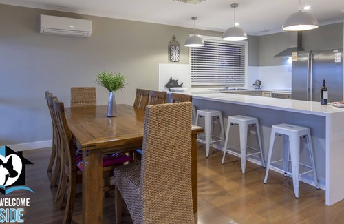 Encounter Bay House | Stylish Lakefront 3BR House with Kayaks & Pool Access