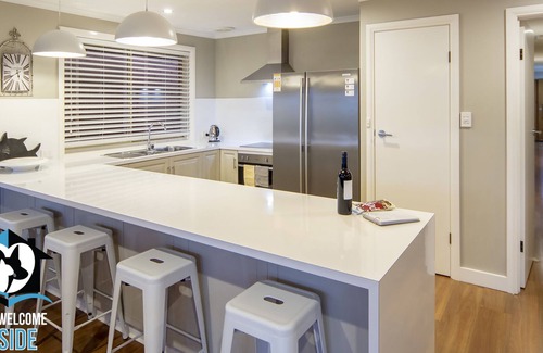 Encounter Bay House | Stylish Lakefront 3BR House with Kayaks & Pool Access