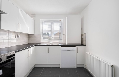 Hale House | Modern Mill Hill Retreat: Family-Friendly 4 Bed Escape