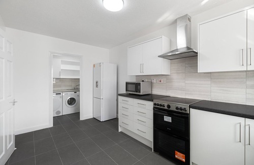 Hale House | Modern Mill Hill Retreat: Family-Friendly 4 Bed Escape