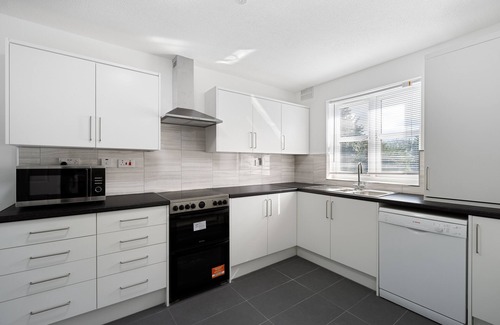 Hale House | Modern Mill Hill Retreat: Family-Friendly 4 Bed Escape