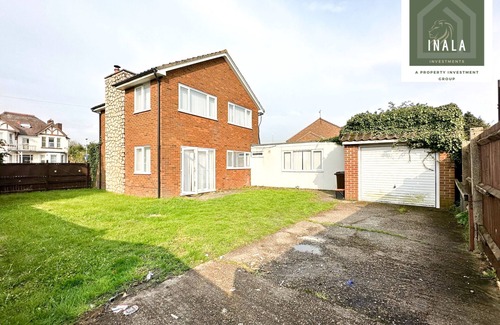 Sittingbourne House | Elegant 4 Bedroom Home with Pool and Free Parking