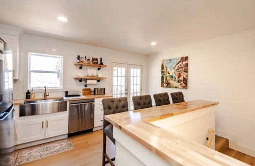 Mehlville House | Elegant 4 Bedroom Family Retreat with Kitchen & Kids Amenities