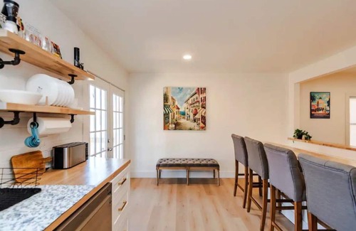Mehlville House | Elegant 4 Bedroom Family Retreat with Kitchen & Kids Amenities