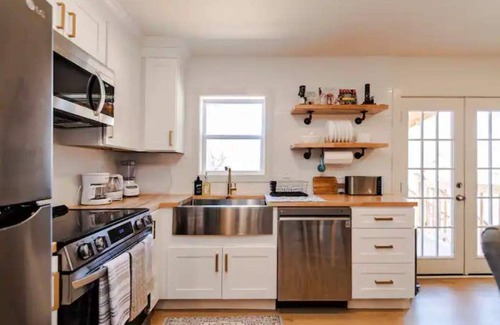 Mehlville House | Elegant 4 Bedroom Family Retreat with Kitchen & Kids Amenities