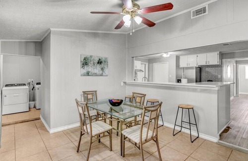 Groves House | Highly Rated 4 Bedroom Getaway in Groves - Pet Friendly!