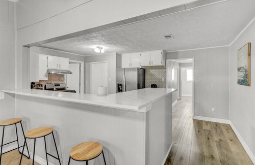 Groves House | Highly Rated 4 Bedroom Getaway in Groves - Pet Friendly!