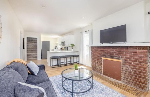 Des Moines House | Modern 4 BR Retreat Perfect for Families in DSM