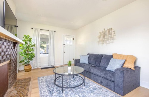 Des Moines House | Modern 4 BR Retreat Perfect for Families in DSM