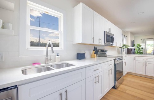 Des Moines House | Modern 4 BR Retreat Perfect for Families in DSM