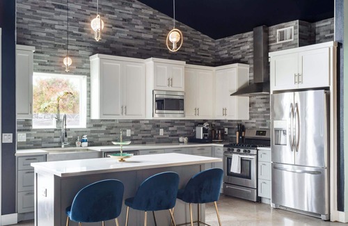 Govalle House | Relaxing Retreat with Heated Pool & Hot Tub in Downtown