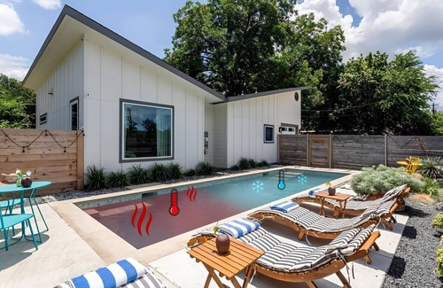 Govalle House | Relaxing Retreat with Heated Pool & Hot Tub in Downtown