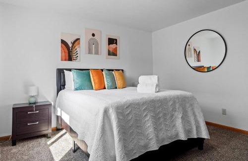 Summerset House | Family-Friendly 5 BR Retreat with Fenced Yard & Playground