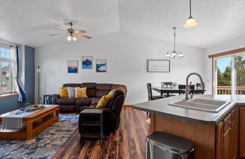 Summerset House | Family-Friendly 5 BR Retreat with Fenced Yard & Playground