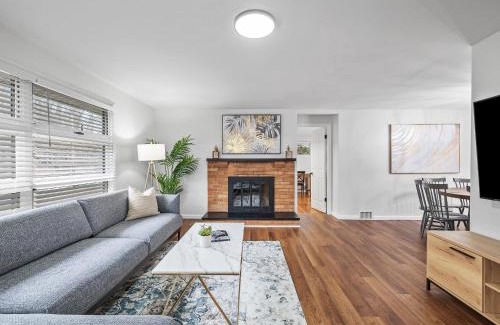 Wexford House | Family-Friendly Six Bedroom Home in Wexford/Pittsburg