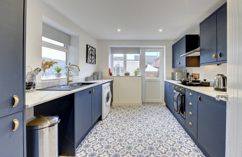 Hull Condo | Elegant 3-Bed House with Kitchen & Family Amenities