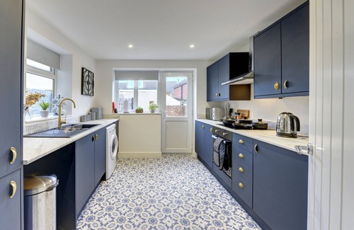 Hull Condo | Elegant 3-Bed House with Kitchen & Family Amenities