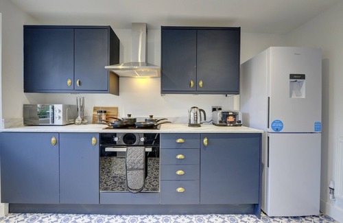 Hull Condo | Elegant 3-Bed House with Kitchen & Family Amenities