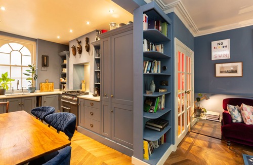 Whitechapel Apartment | Vibrant Central London Home with Family-Friendly Amenities