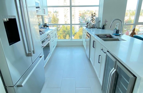Lower Lonsdale Condo | Cozy Lower Lonsdale Condo - Steps from Shipyard Adventure