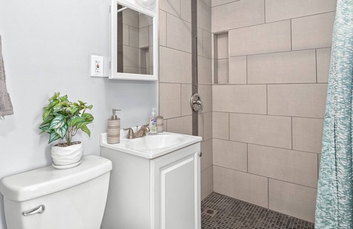 Lincoln Park House | Stylish and Cozy Home | Pet Friendly