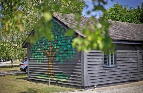 Selby Ski Chalet | Stylish Lodge with Spa and Hot Tub for Family Getaways
