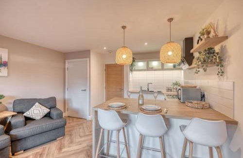 Pontrilas Apartment | Modern City Centre Apartment with Easy Parking & Family-Friendly