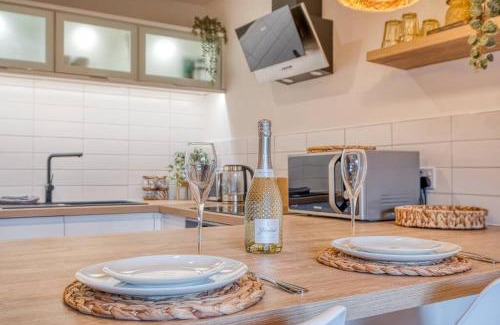 Pontrilas Apartment | Modern City Centre Apartment with Easy Parking & Family-Friendly