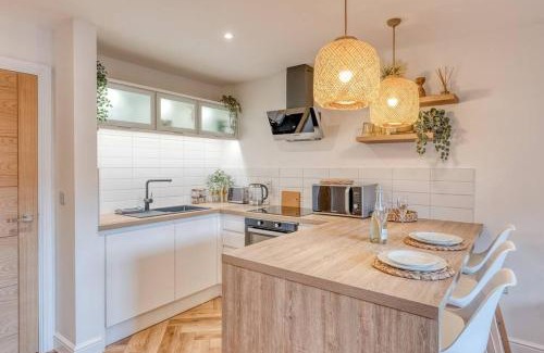 Pontrilas Apartment | Modern City Centre Apartment with Easy Parking & Family-Friendly