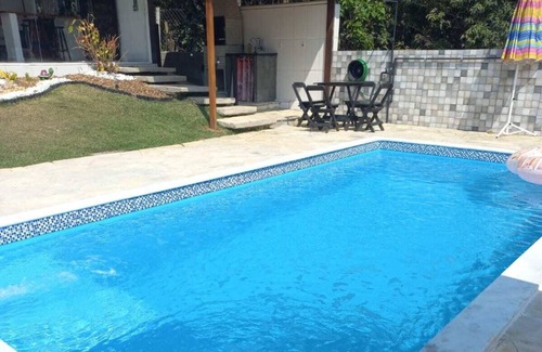 Nazare Paulista Cottage | Stylish and private house with heated pool
