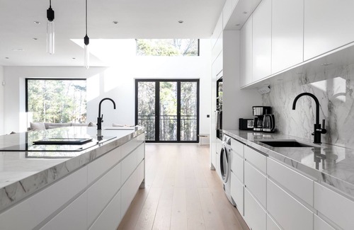 Kista House | Modern Family Retreat with Spa and Hot Tub Amenities