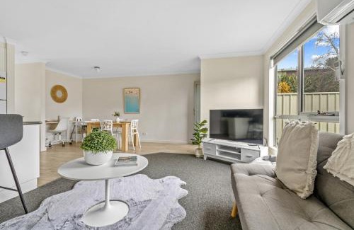 Ravenswood Apartment | Modern Launceston Villa with Free Wifi and Breakfast