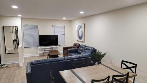 Clifton House | Stylish and Spacious Luxury End-Unit TH - Near IAD