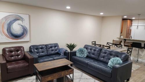 Clifton House | Stylish and Spacious Luxury End-Unit TH - Near IAD