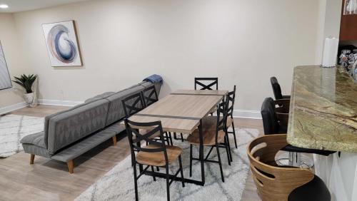 Clifton House | Stylish and Spacious Luxury End-Unit TH - Near IAD