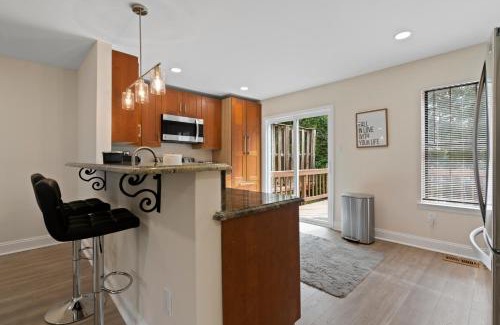 Clifton House | Stylish and Spacious Luxury End-Unit TH - Near IAD